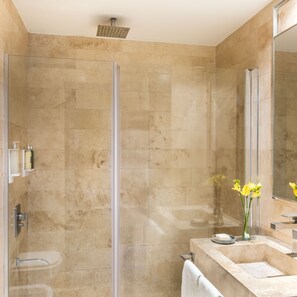 Combined shower/bathtub, free toiletries, hair dryer, towels - HTL City Baires (Buenos Aires)