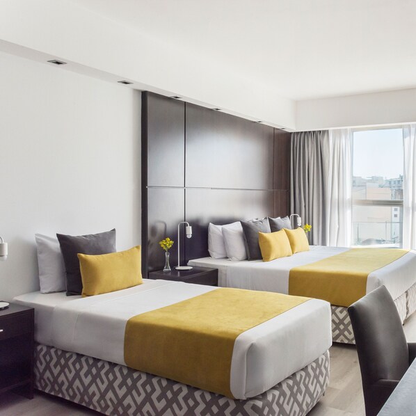 Standaard driepersoonskamer | Een kluis op de kamer, een bureau, gratis wifi, beddengoed