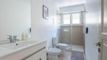 Regadera, secadora de cabello, bidet, toallas