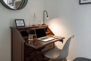 書桌、手提電腦工作空間、熨斗/熨衫板、免費 Wi-Fi