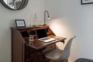 Escrivaninha, espaço de trabalho para notebook