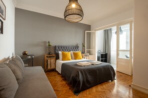 Family Quadruple Room with shared bathroom | Desk, laptop workspace, iron/ironing board, free WiFi - DuMont Lisbon Guesthouse (Lisbon)