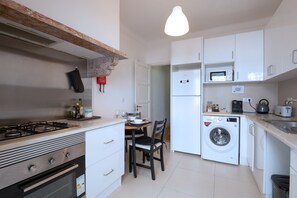 Full-size fridge, microwave, oven, stovetop - DuMont Lisbon Guesthouse (Lisbon)
