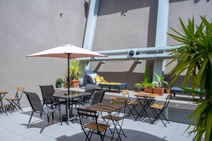 Desk, laptop workspace, iron/ironing board, free WiFi - DuMont Lisbon Guesthouse (Lisbon)