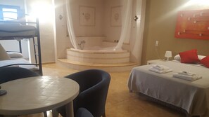 Habitació quàdruple | Cortines opaques, wifi gratuïta i roba de llit