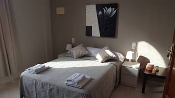 Cortinas opacas, wifi gratis, ropa de cama