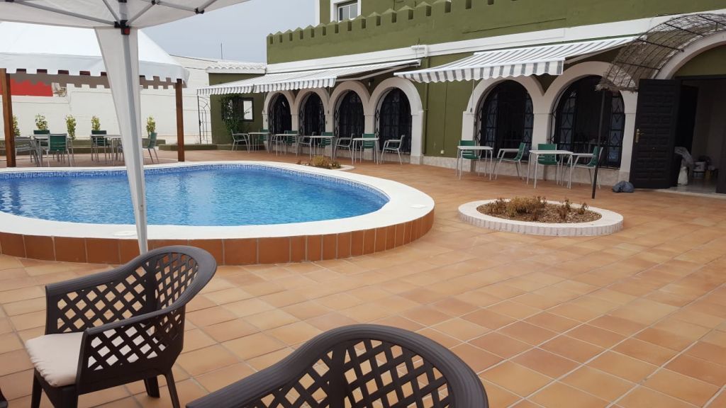 Piscina externa, espreguiçadeiras