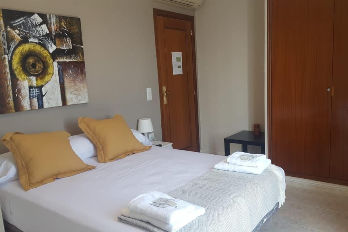 Chambre double, terrasse | Rideaux dâobscurcissement, accĂšs au Wi-Fi (inclus), literie fournie