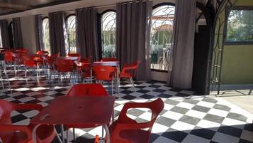 Daily continental breakfast (EUR 6.00 per person)