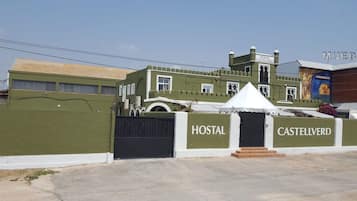 Vista frontal de la propiedad