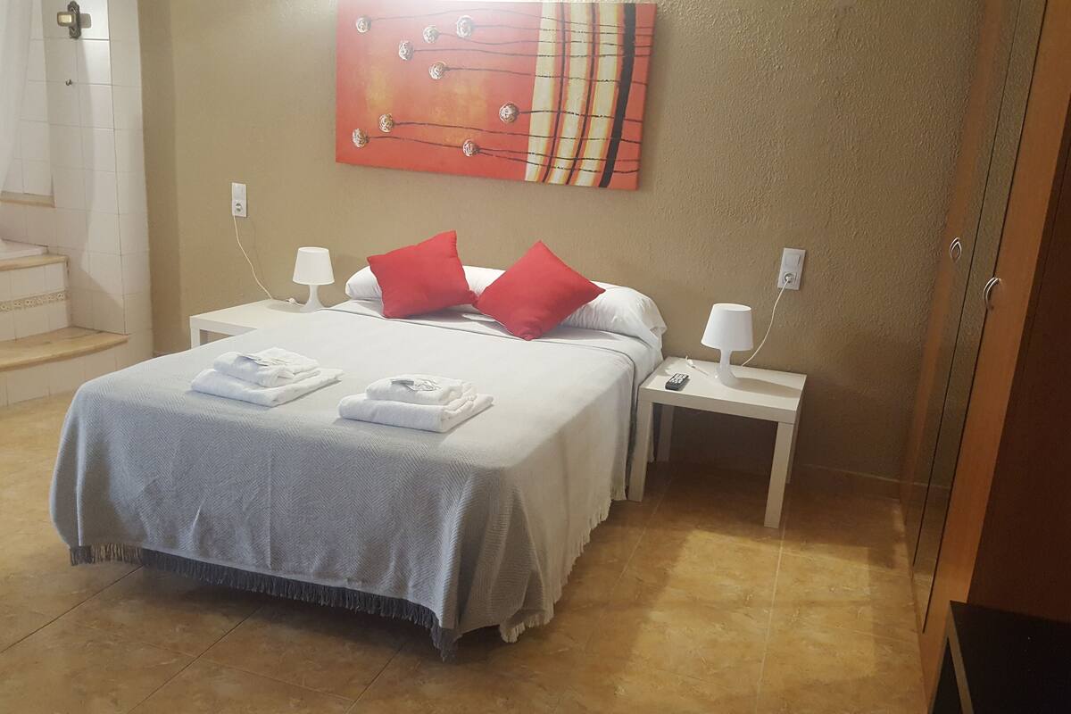 쿼드룸 | 암막 커튼, 무료 WiFi, 침대 시트