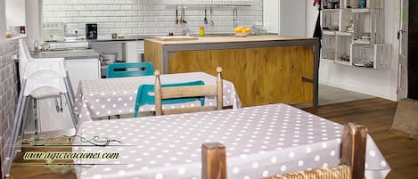 Petit déjeuner continental (4.50 EUR par personne)