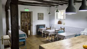 Daily continental breakfast (EUR 4.50 per person)