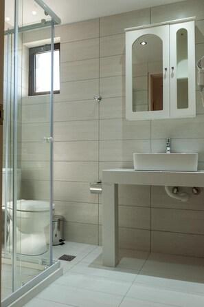 Ducha, artículos de tocador gratuitos, secador de pelo, toallas