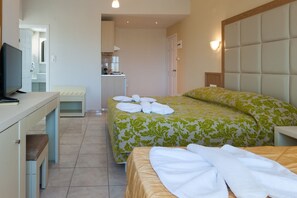 Ropa de cama de alta calidad y caja de seguridad en la habitación