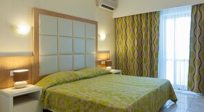 Premium bedding, in-room safe, blackout curtains, free cots/infant beds