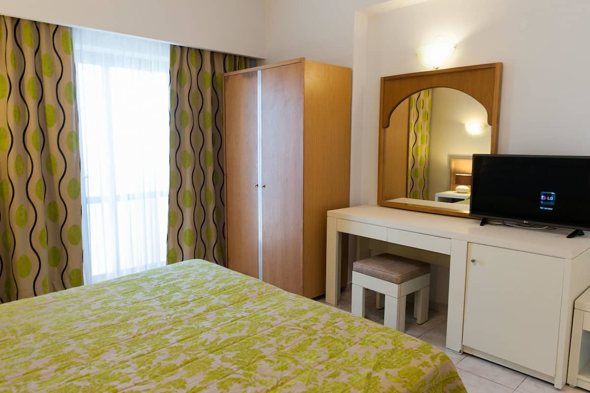 Premium bedding, in-room safe, blackout drapes, free cribs/infant beds