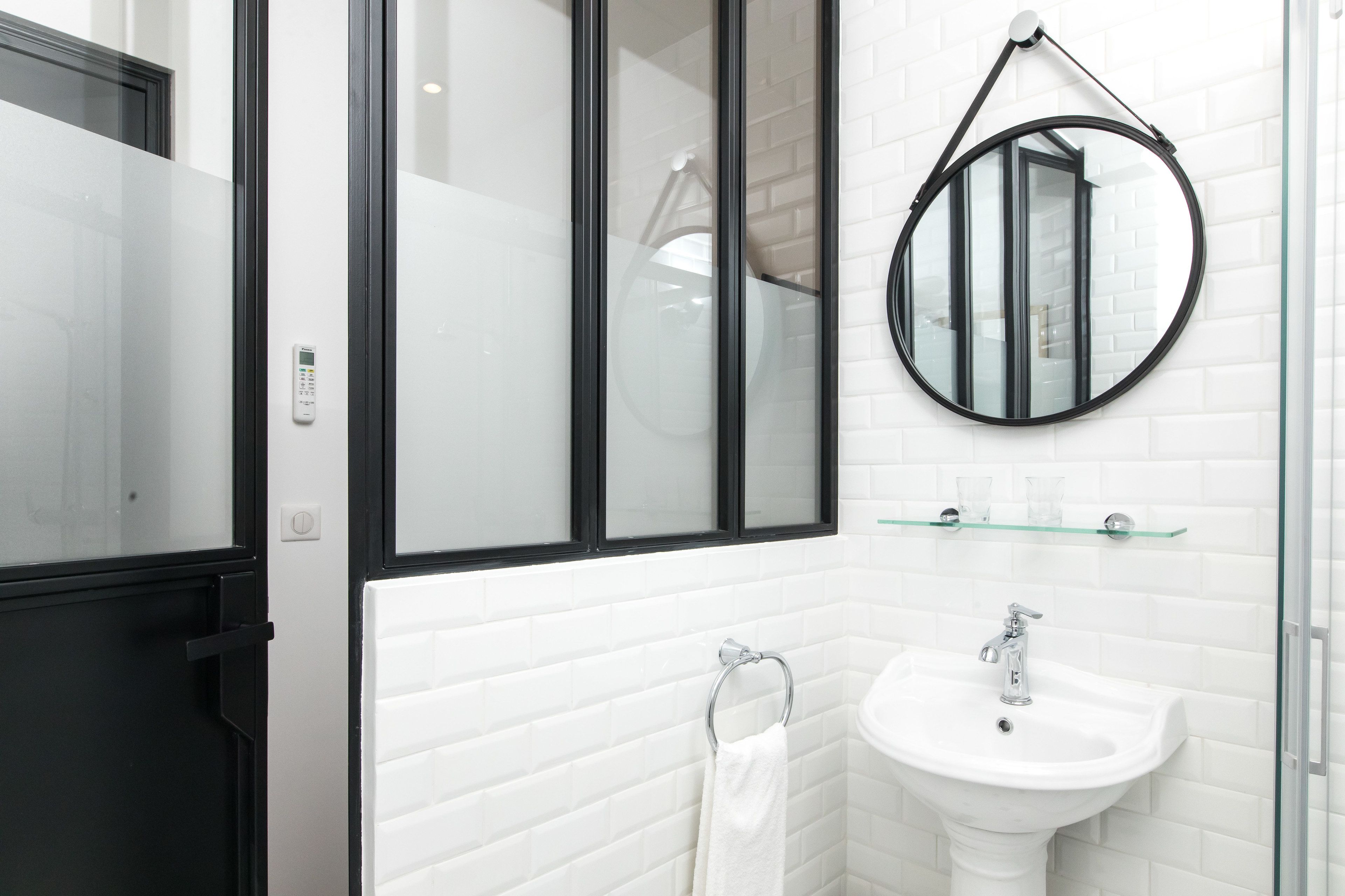 standard double room | bathroom | free toiletries, hair dryer, towels, shampoo