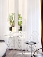 Prémium ágynemű, széf a szobában, sötétítőfüggöny és hangszigetelés