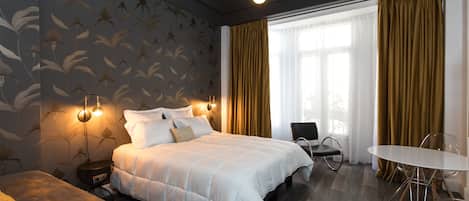 Ropa de cama de alta calidad y caja de seguridad en la habitación