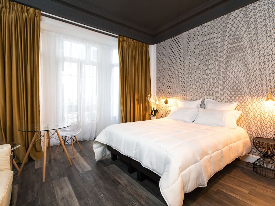 Peralatan tempat tidur premium, peti besi dalam bilik