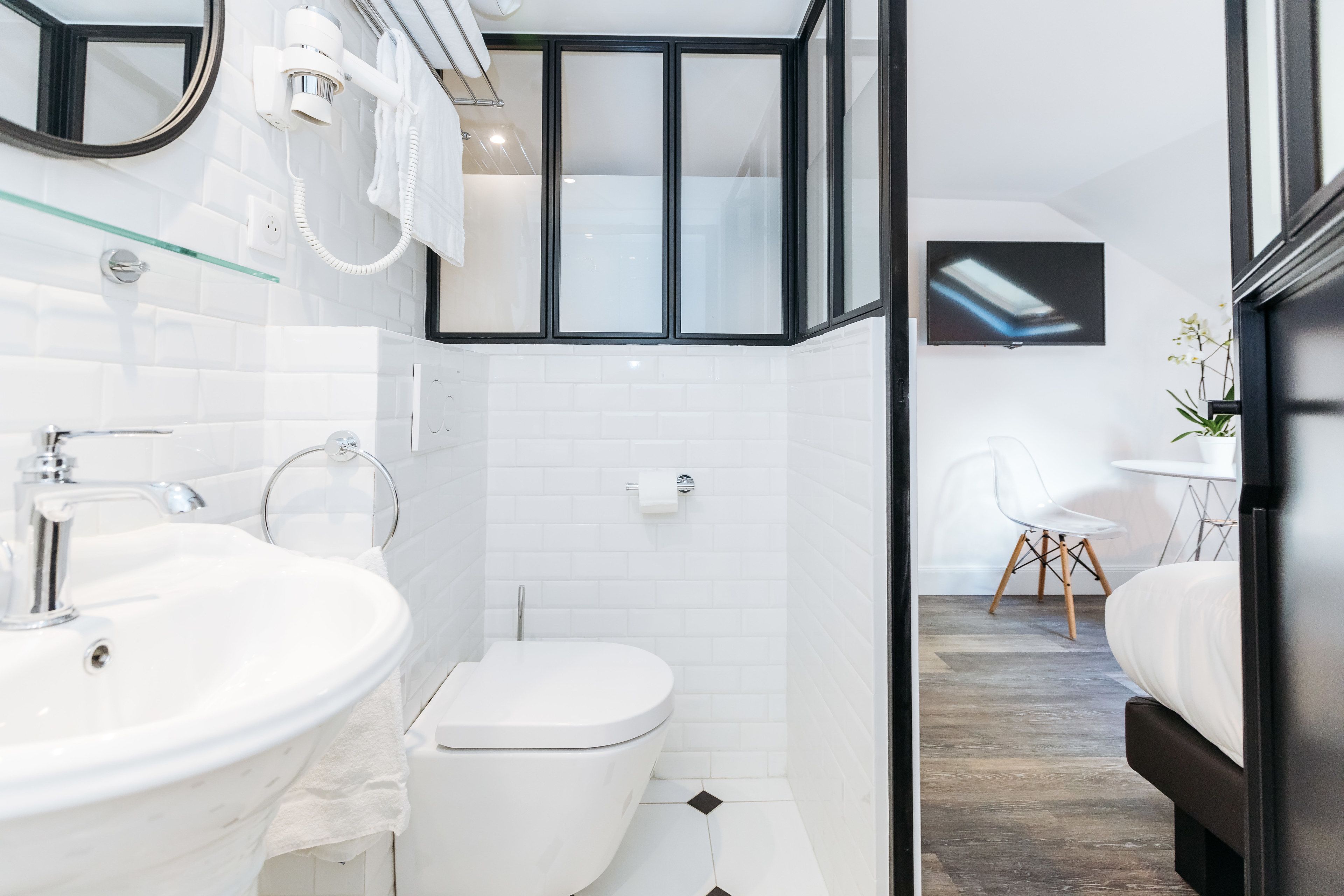 superior double room | bathroom | free toiletries, hair dryer, towels, shampoo