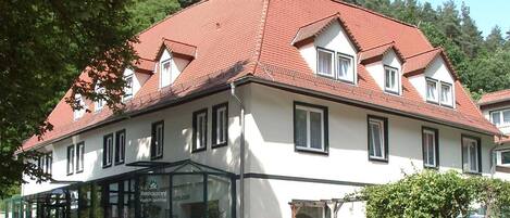 Vista frontal de la propiedad