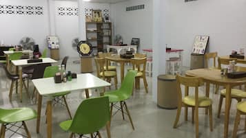 Melayani sarapan, makan siang, makan malam; sajian masakan lokal
