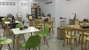 Aperto a colazione, pranzo e cena, cucina locale 