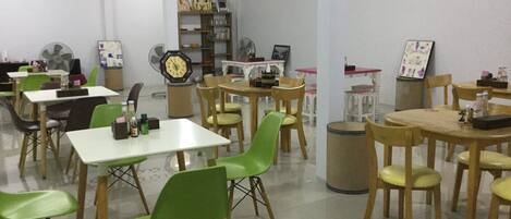 Se sirven desayunos, almuerzos, cenas y cocina local