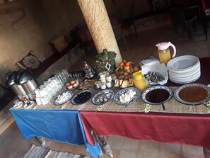 Melayani sarapan, makan siang, makan malam; sajian masakan Maroko