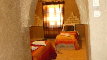 Rideaux occultants, chambres insonorisées, Wi-Fi, draps fournis