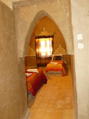 Tirai kedap cahaya, kedap suara, Wi-Fi, dan seprai linen