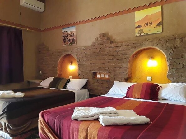 Habitación triple Confort, 3 habitaciones, vista al jardín | Cortinas blackout, insonorización, wifi y ropa de cama