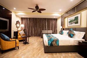 Minibar, in-room safe, desk, blackout curtains - The Avenue Calangute (Calangute)