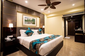 Deluxe room | Minibar, in-room safe, desk, blackout curtains - The Avenue Calangute (Calangute)