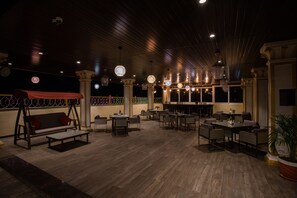 Poolside bar - The Avenue Calangute (Calangute)