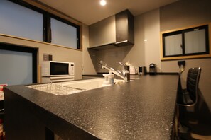 Casa familiar, 4 habitaciones, cocina, vista a la ciudad | Cocineta privada | Refrigerador con congelador, microondas, horno y parrilla de estufa