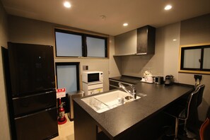 Casa familiar, 4 habitaciones, cocina, vista a la ciudad | Cocineta privada | Refrigerador con congelador, microondas, horno y parrilla de estufa 