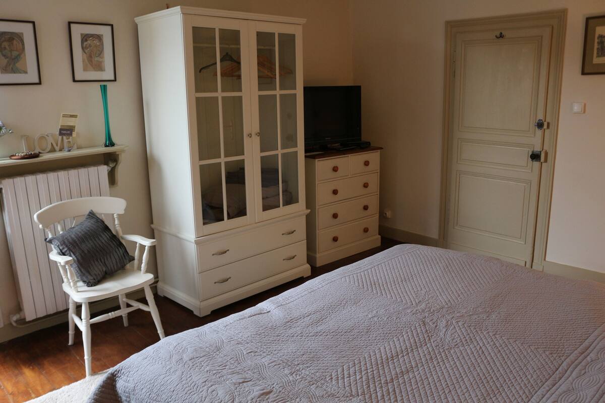Doppelzimmer, Balkon | Individuell dekoriert, individuell eingerichtet, Bügeleisen/Bügelbrett