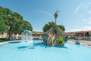 Una piscina al aire libre de temporada
