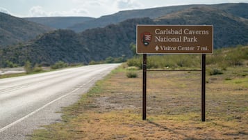 Schild für Besucherzentrum Carlsbad Caverns Nationalpark, 7 Meilen entfernt.