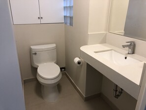 Căn hộ, 2 phòng ngủ, phòng tắm riêng (3rd Floor) | Phòng tắm | Buồng tắm vòi sen, vòi sen phun mưa, đồ dùng nhà tắm miễn phí 