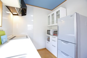 Family House, Multiple Beds, Kitchen, City View | Private kitchenette | Full-size fridge, microwave, oven, stovetop