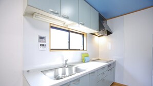 Nhà dành cho gia đình, nhiều giường, bếp, quang cảnh thành phố | Bếp nhỏ riêng | Tủ lạnh, lò vi sóng, lò nướng, bếp nấu 