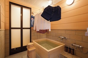 Rumah Keluarga, 3 kamar tidur, bathtub, pemandangan kebun | Kamar mandi | Kombinasi shower/bathtub, bathtub besar,  dan pancuran hujan