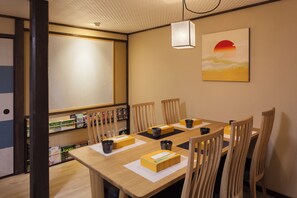 Maison Familiale, 3 chambres, baignoire, vue jardin | Restauration dans la chambre