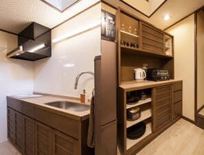 Family House, 3 Bedrooms, Bathtub, Garden View | Dapur peribadi | Peti sejuk/penyejuk beku saiz penuh, ketuhar gelombang mikro, dapur 