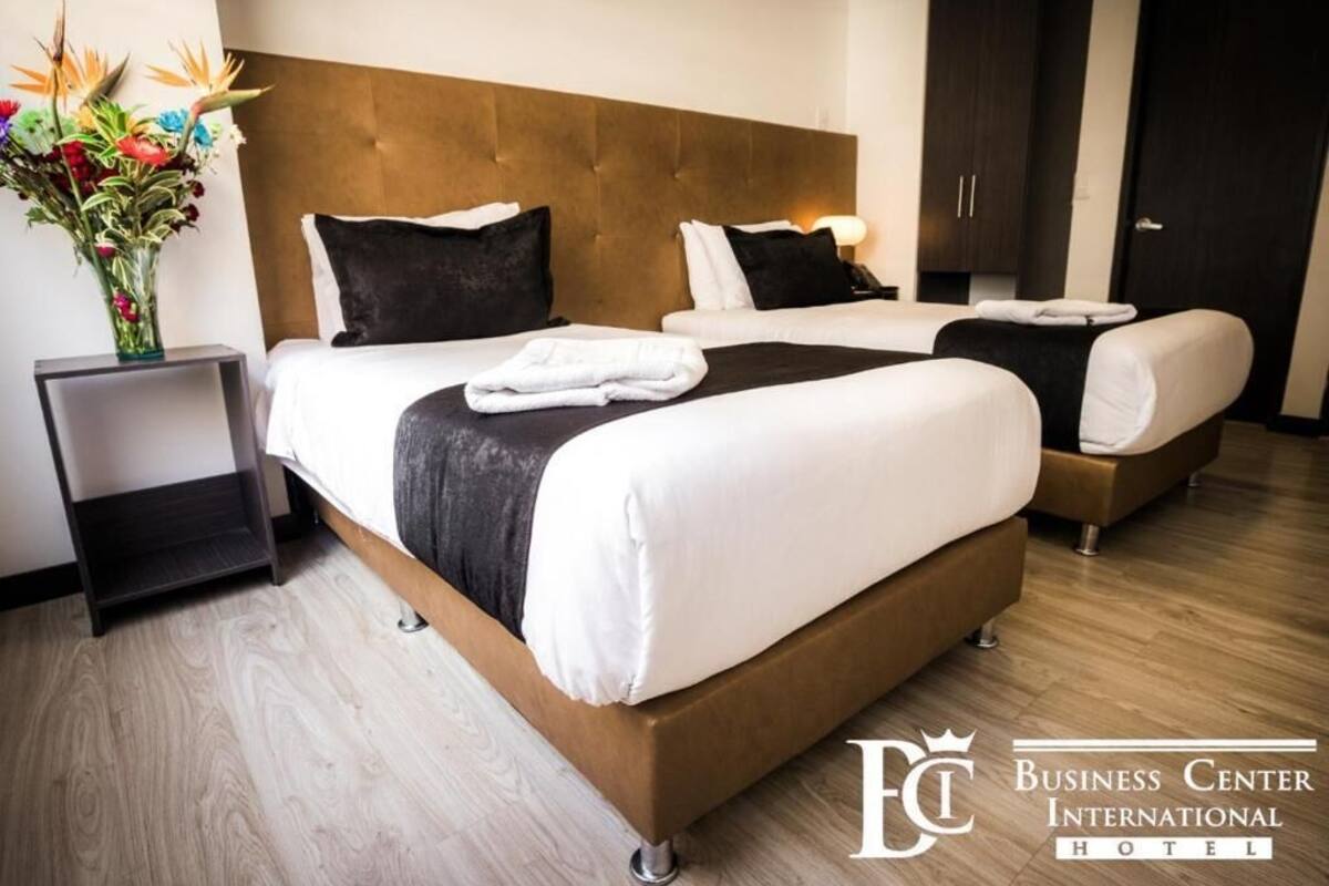 Standard Twin Room | Meja, langsir/tirai gelap terus, Wi-fi percuma, cadar katil