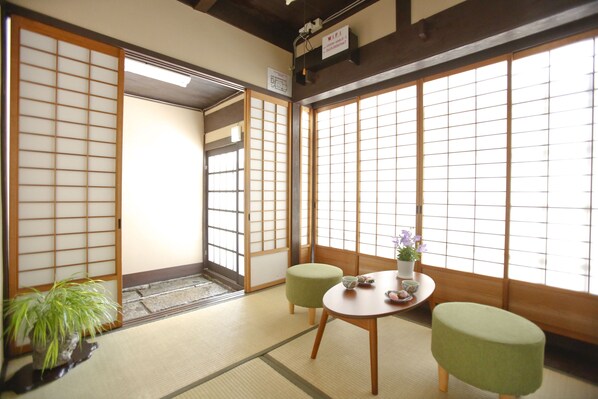 家庭独立别墅, 2 间卧室, 厨房, 城市景观 | 起居区 | 平板电视